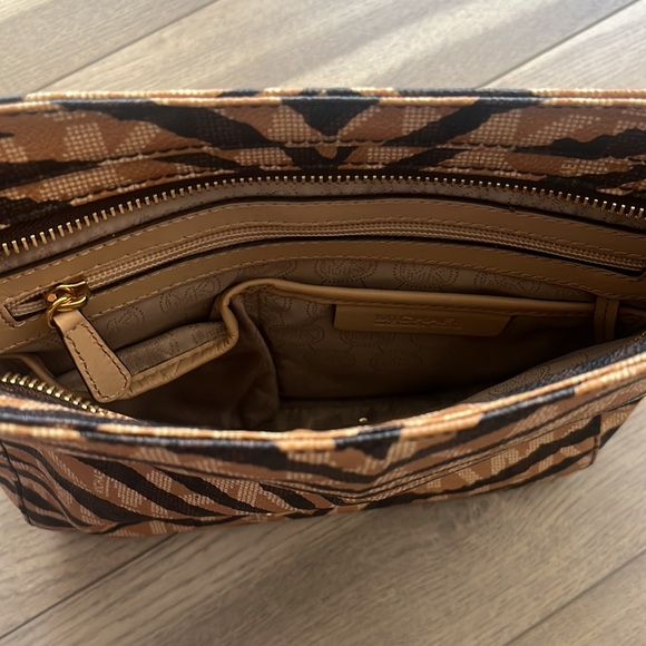 Michael Kors print crossbody and matching wallet - Picture 5 of 13